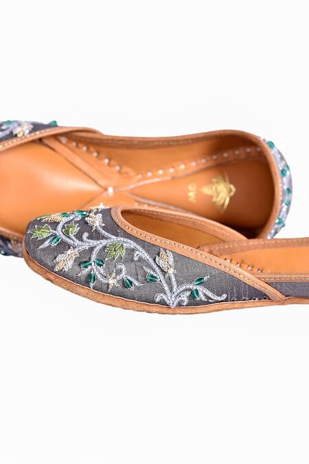 Buy_The Golden Wasp_Grey Thread Nigar Embroidered Juttis 