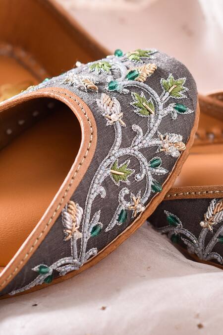 Shop_The Golden Wasp_Grey Thread Nigar Embroidered Juttis 