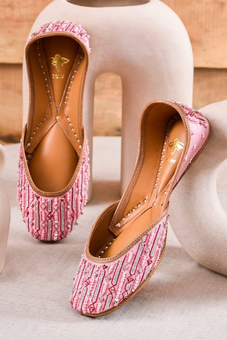 The Golden Wasp Jamiti Embroidered Juttis 