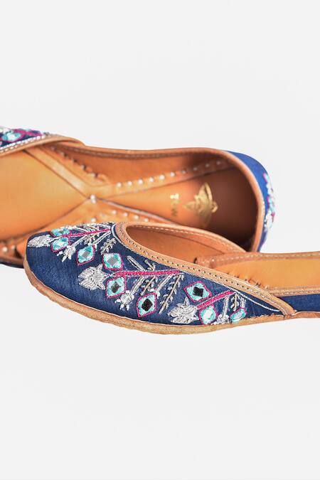 Buy_The Golden Wasp_Blue Mirror Mahru Embroidered Juttis 