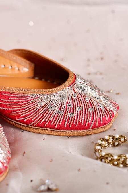 Buy_The Golden Wasp_Magenta Cutdana Blush Crush Embellished Juttis 