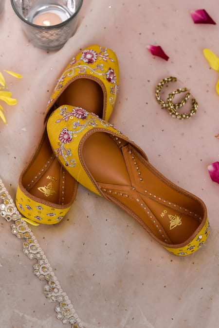 The Golden Wasp Sandali Embellished Juttis 