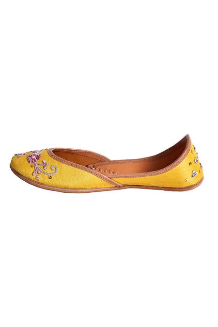 Buy_The Golden Wasp_Yellow Cutdana Sandali Embellished Juttis 