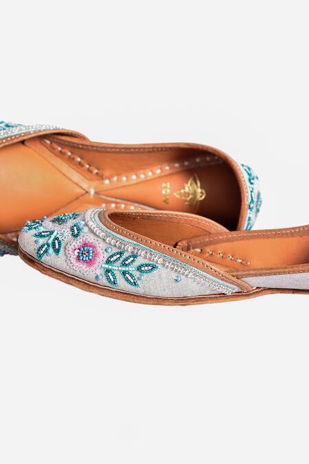 Buy_The Golden Wasp_Beige Moti Gulbahar Embellished Juttis 