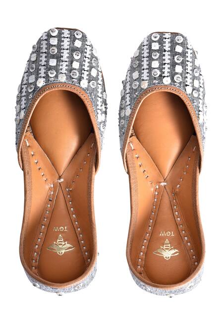 Buy_The Golden Wasp_Black Shells Dusk Embellished Juttis 