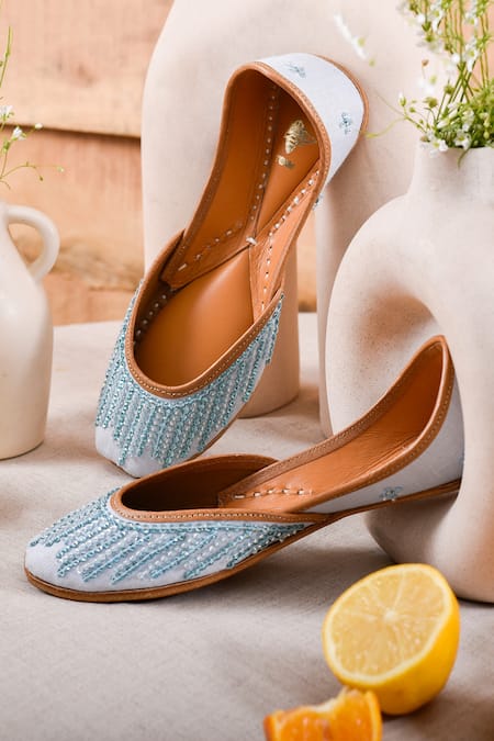 The Golden Wasp Symphony Embellished Juttis 