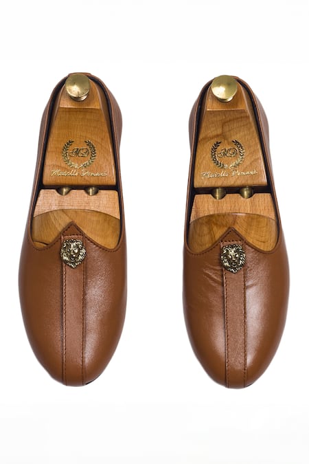 Shop_Domani_Brown Pasha Plain Leather Juttis _at_Aza_Fashions