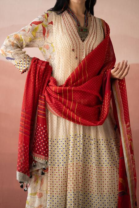 Swatti Kapoor Red Handwoven 40gm Chanderi Block Printed Abu Floral Dupatta Online at Aza Fashions Swatti Kapoor_Red Handwoven 40gm Chanderi Block Printed Abu Floral Dupatta _Online_at_Aza_Fashions