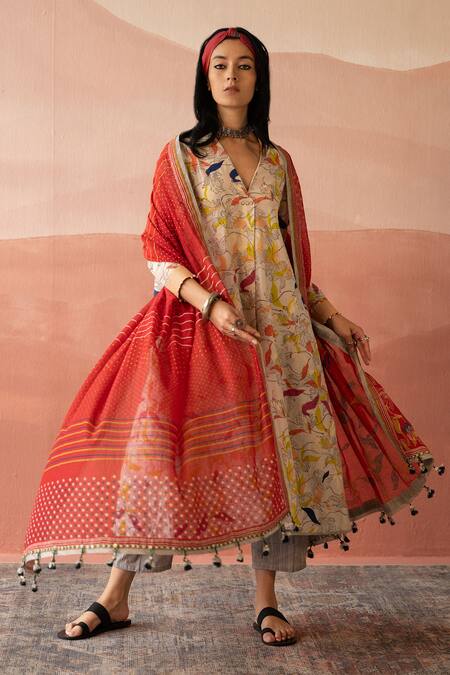 Buy Swatti Kapoor Red Handwoven 40gm Chanderi Block Printed Abu Floral Dupatta Online at Aza Fashions Buy_Swatti Kapoor_Red Handwoven 40gm Chanderi Block Printed Abu Floral Dupatta _Online_at_Aza_Fashions