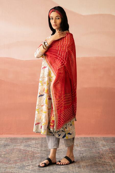 Shop Swatti Kapoor Red Handwoven 40gm Chanderi Block Printed Abu Floral Dupatta Online at Aza Fashions Shop_Swatti Kapoor_Red Handwoven 40gm Chanderi Block Printed Abu Floral Dupatta _Online_at_Aza_Fashions