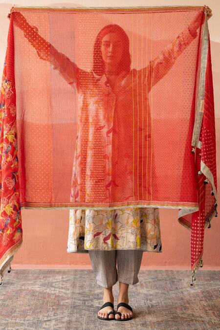 Swatti Kapoor Red Handwoven 40gm Chanderi Block Printed Abu Floral Dupatta at Aza Fashions Swatti Kapoor_Red Handwoven 40gm Chanderi Block Printed Abu Floral Dupatta _at_Aza_Fashions