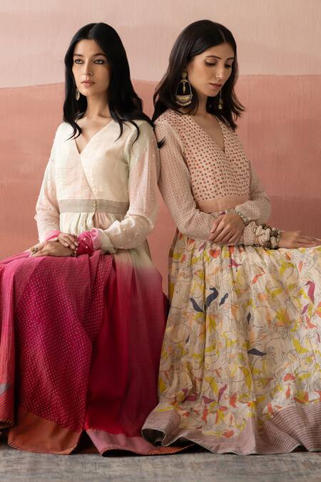 Swatti Kapoor_White Chanderi Beads V-neck Jadan Floral Print Kurta _at_Aza_Fashions