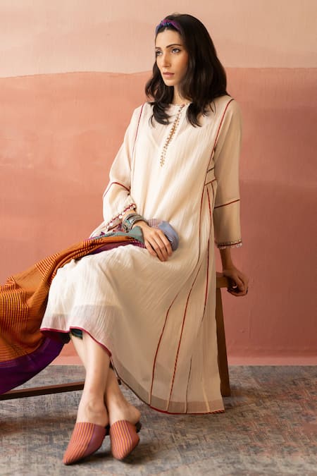 Swatti Kapoor Kafil Solid Round Neck Kurta 