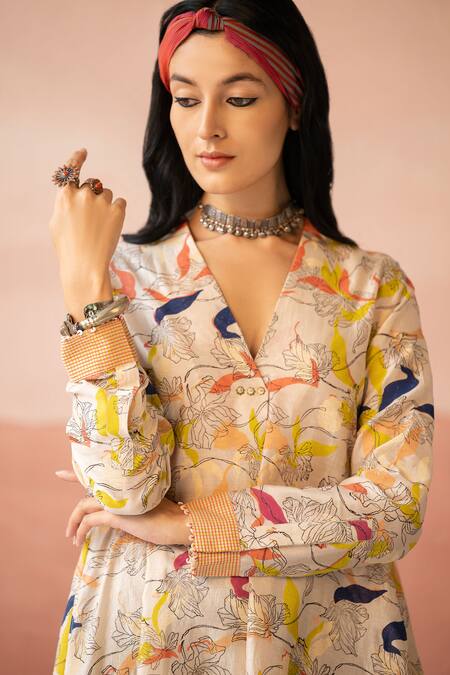 Swatti Kapoor_White Woven 60gm Chanderi Block Printed Floral V Neck Manal Kurta _at_Aza_Fashions