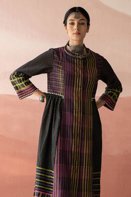 Swatti Kapoor_Black Chanderi Beads Round Neck Zuberi Checkered Hand Block Print Kurta _Online_at_Aza_Fashions