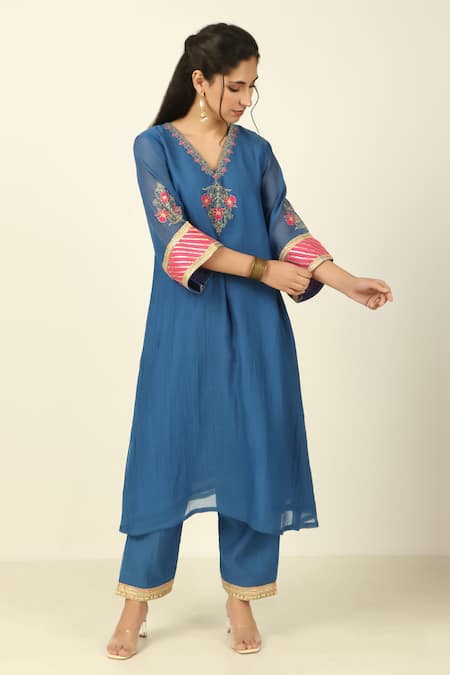 Tashee Floral Vine Threadwork Kurta With Pant 