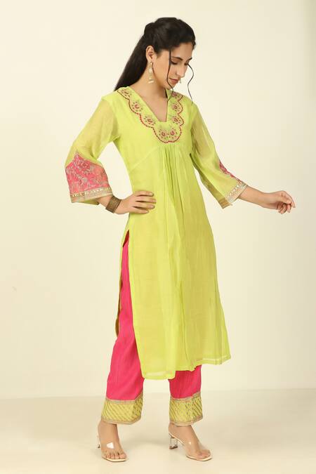 Tashee Green Chanderi, Cotton Embroidery V-neck Floral Threadwork Kurta With Pant at Aza Fashions Tashee_Green Chanderi, Cotton Embroidery V-neck Floral Threadwork Kurta With Pant _at_Aza_Fashions