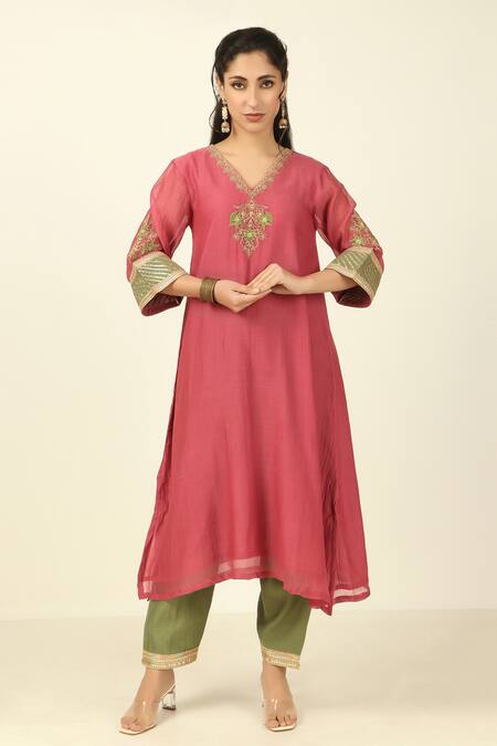 Buy_Tashee_Pink Chanderi, Cotton Embroidery, Gota Patti V-neck Floral Kurta Set _Online_at_Aza_Fashions