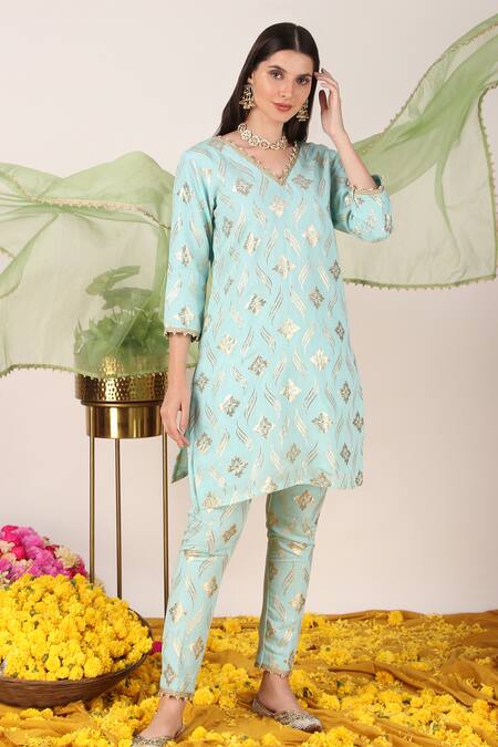Buy_Tashee_Blue Organza, Chanderi Zari, Pearls V-neck Fleur Weaved Kurta With Pant 