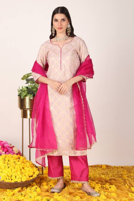 Shop_Tashee_Pink Organza, Chanderi Zari, Pearls Round Fleur Jaal Pattern Kurta With Pant 