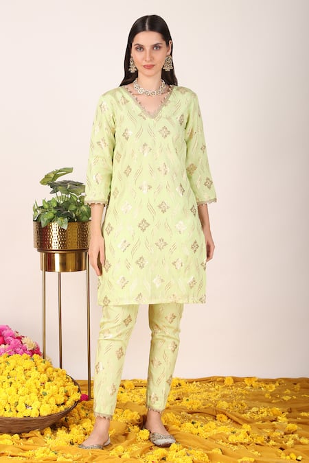 Tashee Green Chanderi Embroidery Zari Gardenia V Neck Pattern Kurta With Pant 