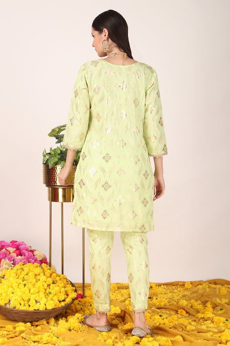 Shop_Tashee_Green Organza, Chanderi Zari, Pearls V-neck Gardenia Pattern Kurta With Pant _at_Aza_Fashions