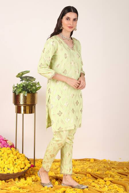 Tashee_Green Organza, Chanderi Zari, Pearls V-neck Gardenia Pattern Kurta With Pant _at_Aza_Fashions