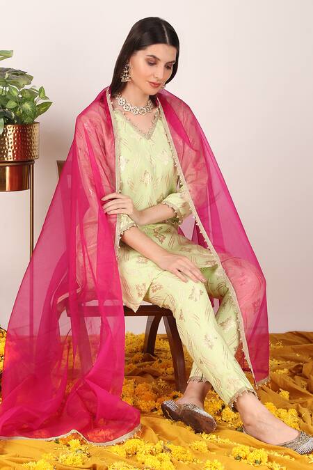 Buy_Tashee_Green Organza, Chanderi Zari, Pearls V-neck Gardenia Pattern Kurta With Pant 