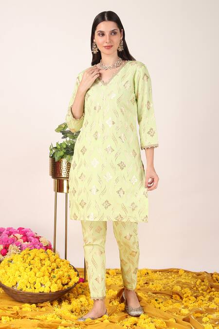 Shop_Tashee_Green Organza, Chanderi Zari, Pearls V-neck Gardenia Pattern Kurta With Pant 
