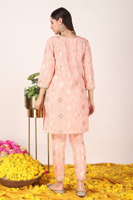 Shop_Tashee_Peach Organza, Chanderi Zari, Lace V-neck Phool Pattern Kurta Pant Set _at_Aza_Fashions