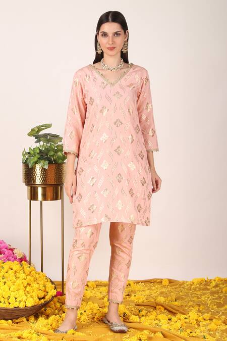Tashee_Peach Organza, Chanderi Zari, Lace V-neck Phool Pattern Kurta Pant Set _Online_at_Aza_Fashions