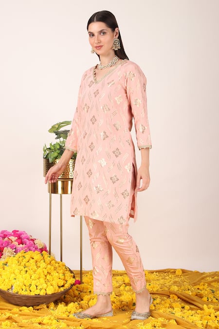 Shop_Tashee_Peach Organza, Chanderi Zari, Lace V-neck Phool Pattern Kurta Pant Set _Online_at_Aza_Fashions