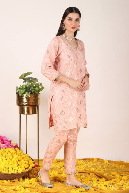 Shop_Tashee_Peach Organza, Chanderi Zari V-neck Phool Pattern Kurta With Pant _Online_at_Aza_Fashions