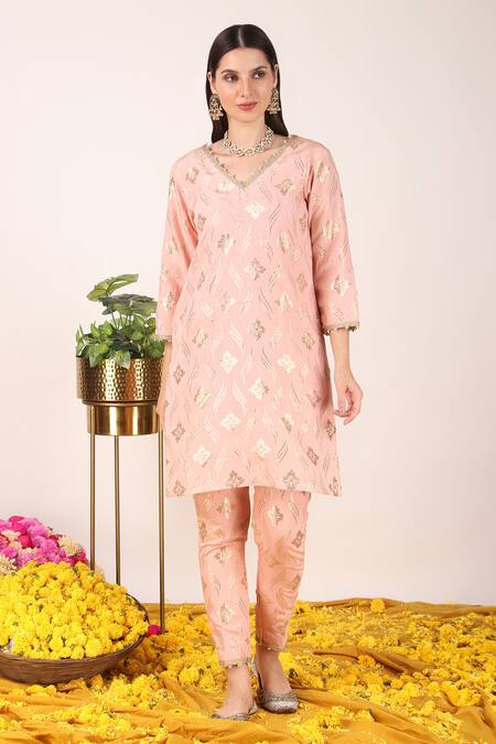 Buy_Tashee_Peach Organza, Chanderi Zari V-neck Phool Pattern Kurta With Pant 