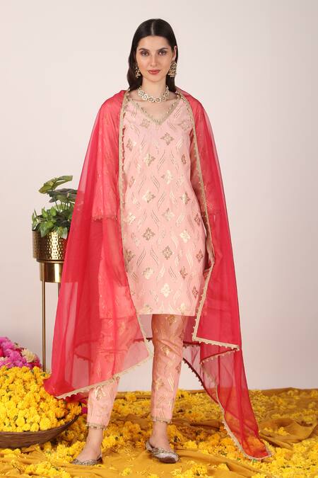 Shop_Tashee_Peach Organza, Chanderi Zari V-neck Phool Pattern Kurta With Pant 