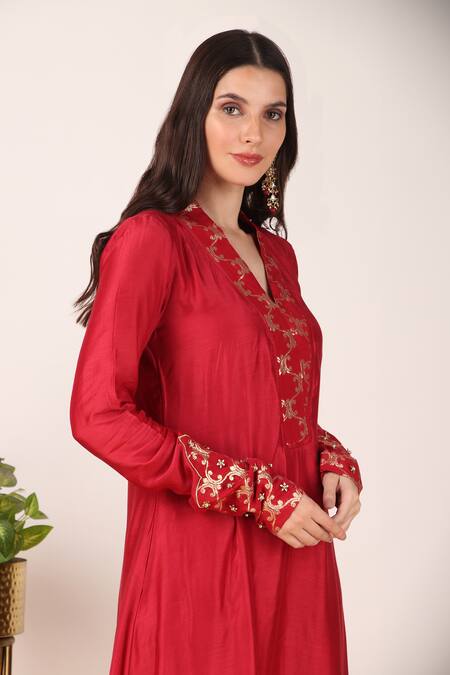 Tashee_Red Organza, Chanderi Zari, Lace Weaved Florin Neckline Anarkali With Pant _at_Aza_Fashions