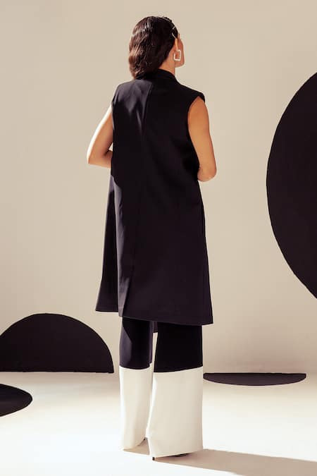 Shop Sameer Madan Black Taffeta, Brocade Pearls V-neck The Shirley Gilet Embellished Coat at Aza Fashions Shop_Sameer Madan_Black Taffeta, Brocade Pearls V-neck The Shirley Gilet Embellished Coat _at_Aza_Fashions