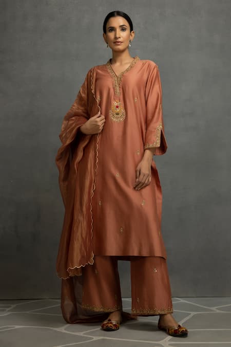 Kahani Lush Chanderi Silk Embroidered Kurta Pant Set 