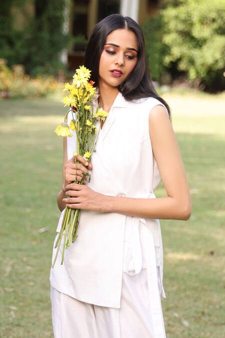 Buy Kahani Lush White Cotton V-neck Overlap Jacket And Pant Co-ord Set Online at Aza Fashions Buy_Kahani Lush_White Cotton V-neck Overlap Jacket And Pant Co-ord Set _Online_at_Aza_Fashions