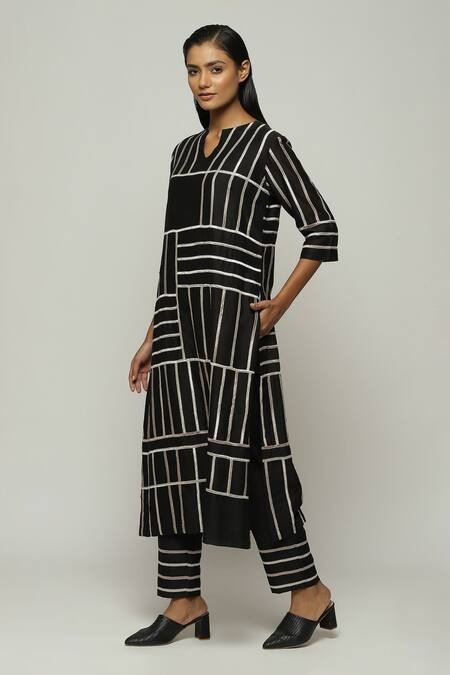 Abraham And Thakore Black Chanderi Lace Split V-neck Tonal Trimmed Kurta Online at Aza Fashions Abraham And Thakore_Black Chanderi Lace Split V-neck Tonal Trimmed Kurta_Online_at_Aza_Fashions
