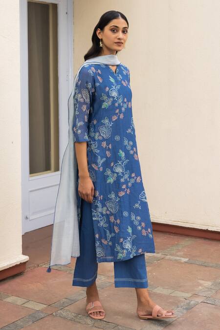Shop_Vaayu_Blue Muslin Cotton Embroidered Thread Work V Neck Floral Kurta Set _at_Aza_Fashions