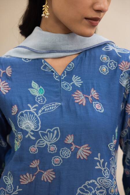 Buy_Vaayu_Blue Muslin Cotton Embroidered Thread Work V Neck Floral Kurta Set _Online_at_Aza_Fashions