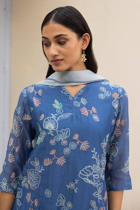 Shop_Vaayu_Blue Muslin Cotton Embroidered Thread Work V Neck Floral Kurta Set _Online_at_Aza_Fashions