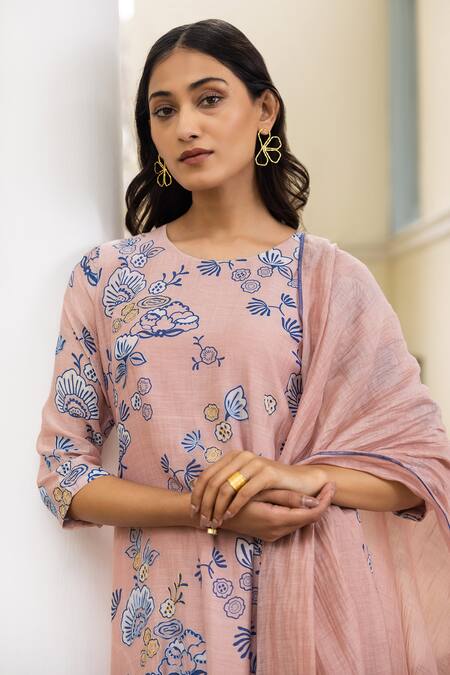 Shop Vaayu Pink Floral Print Kurta Pant Set Online at Aza Fashions Shop_Vaayu_Pink Floral Print Kurta Pant Set _Online_at_Aza_Fashions