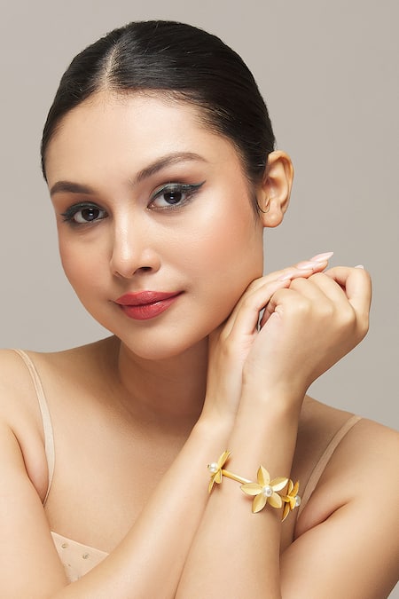 Arnimaa Floral Pattern Bangle 