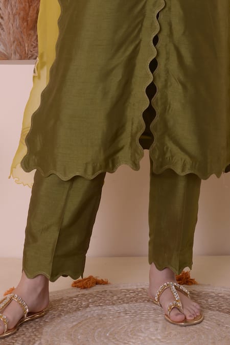 Buy_Surabhi Arya_Green Bamboo, Organza Embroidery V-neck Straight Scallop Cutwork Kurta Pant Set _Online_at_Aza_Fashions