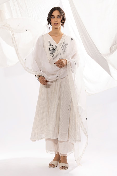 Pants And Pajamas_White Chanderi, Cotton, Silk Embroidery V-neck Chikankari Kurta And Pant Set _Online_at_Aza_Fashions