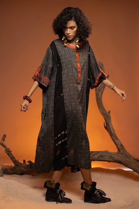 Buy Capisvirleo Black , Satin Embroidery Mandarin Collar Sandalwood Hand Kurta Online at Aza Fashions Buy_Capisvirleo_Black , Satin Embroidery Mandarin Collar Sandalwood Hand Kurta _Online_at_Aza_Fashions