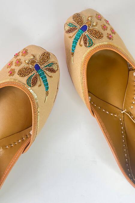 Buy_Pixie Pearlz_Beige Dragonfly Fly Embellished Juttis 