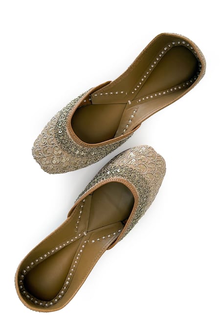 Pixie Pearlz Maahru Embroidered Juttis 